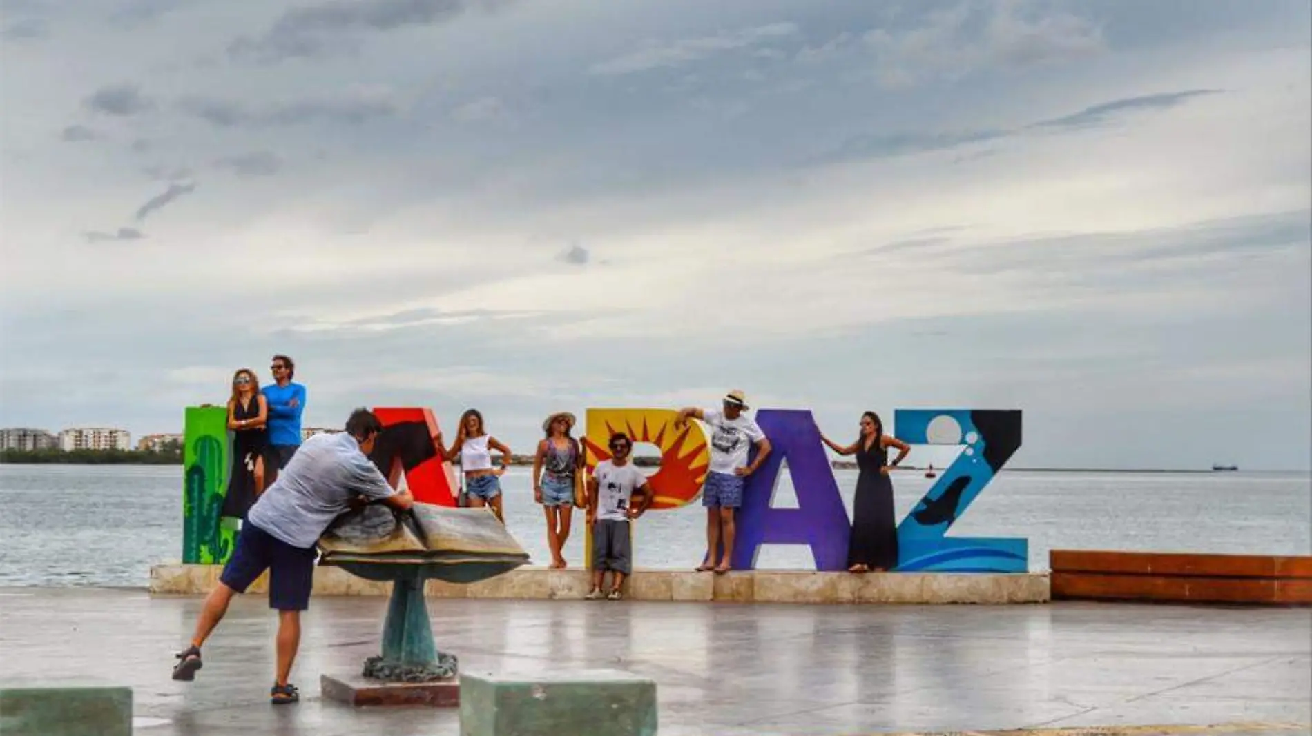 Letras malecon turistas La Paz